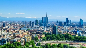 Funambolo Cammina Tra i Grattacieli a Milano